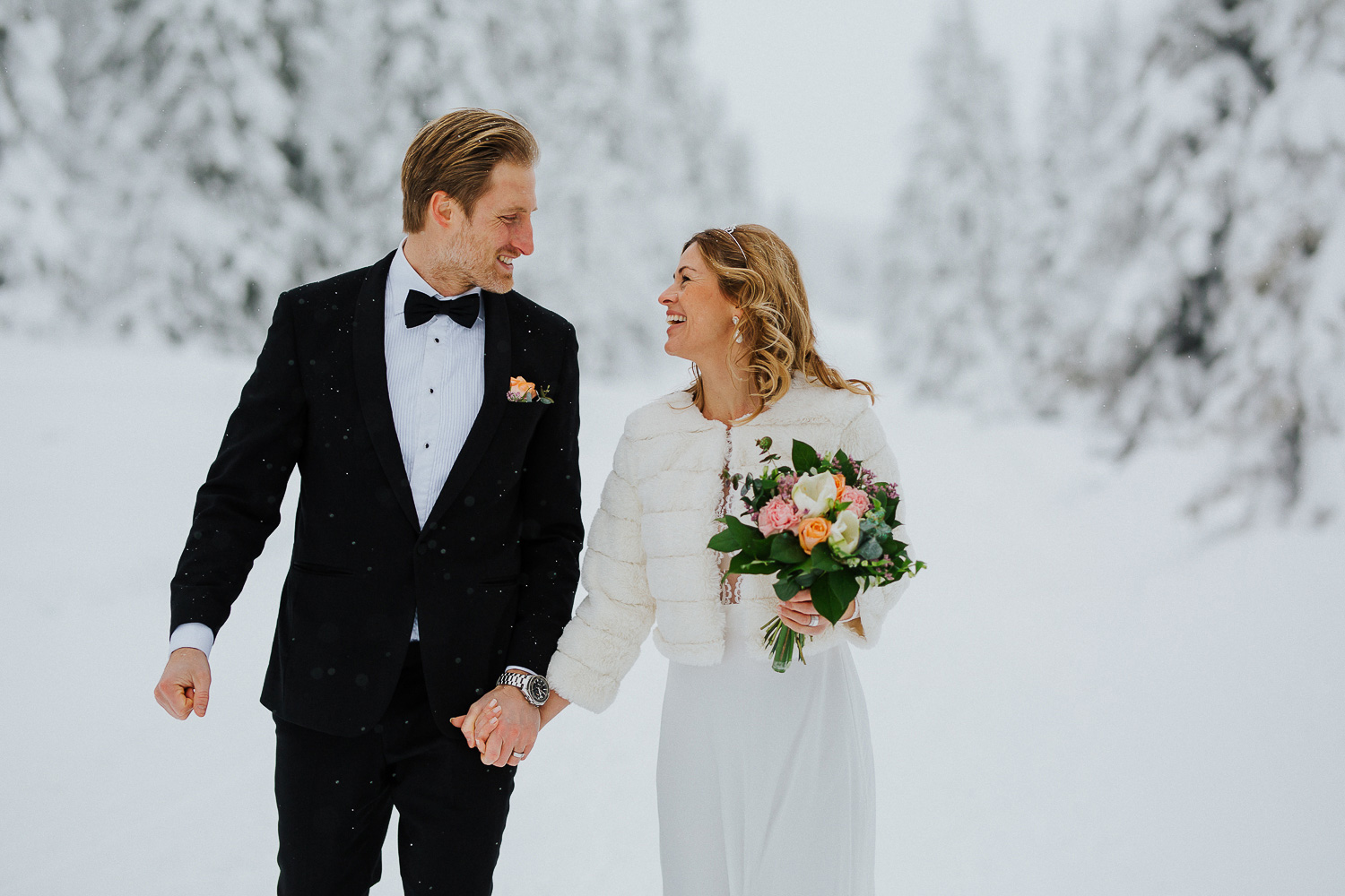 Vinterbröllop Klövsjö kyrka Bröllopsfotograf Yohanna Mårtensson